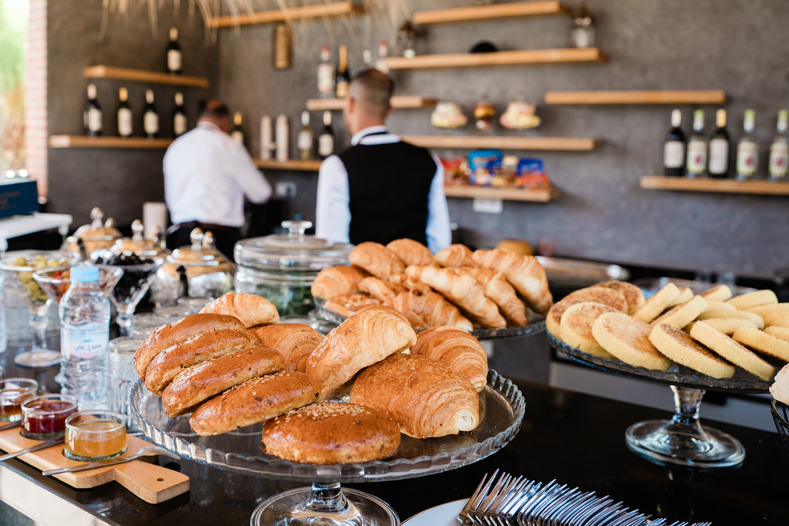 Msemen et crêpes marocaines traditionnelles présentées pour le petit-déjeuner